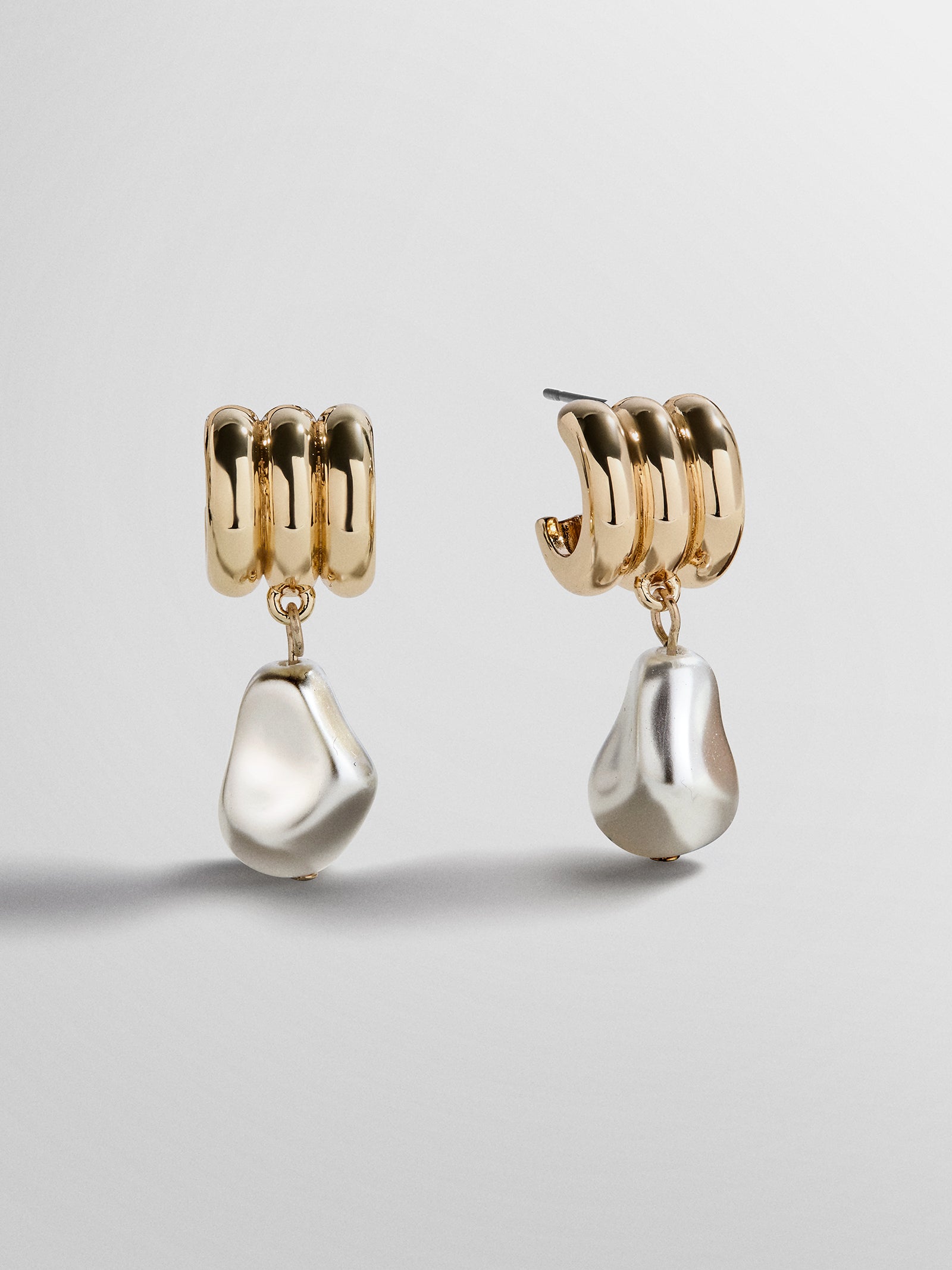 Teagan Ribbed Pearl Earrings - Gold/Pearl