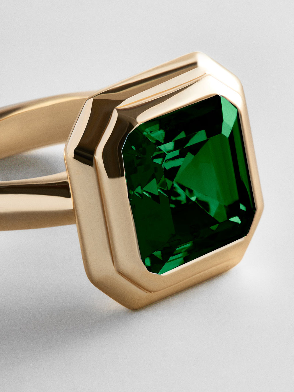 Gold Etched Bezel Custom Birthstone Ring - Emerald